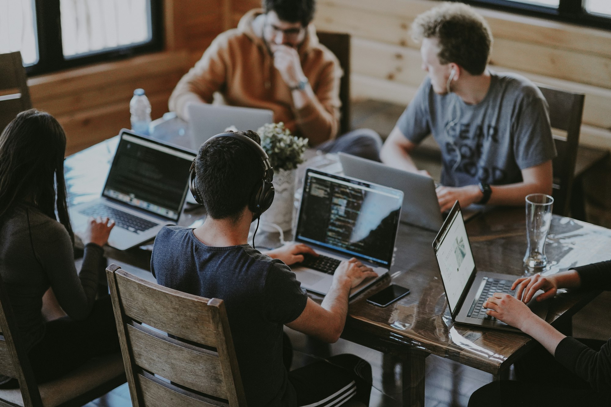 Team arbeitet gemeinsam an Laptops in einem Büro